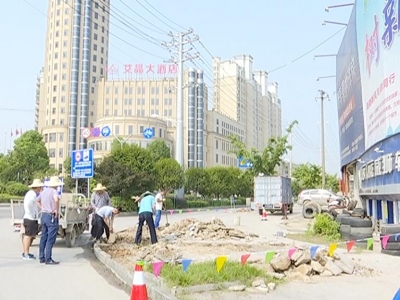 县住建局排查整修城区主干道及人行道破损面