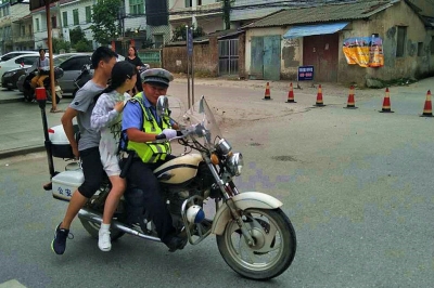 高考生午休睡过头 交警5分钟将其护送到考场