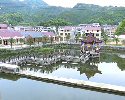  “一抗四保周年纪行”灾后科学重建  夯实民生根基
