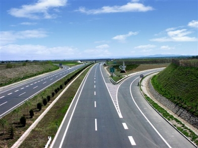新常态里看变化：中西部高速通8.9万公里 公路通99.99%乡镇