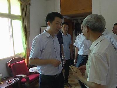 县领导走访慰问困难企业转军干部