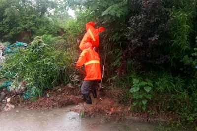 暴雨中的公路养护工