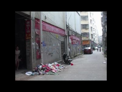 新华商贸城小区垃圾遍地