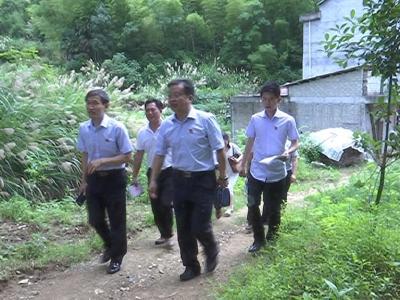 江勇参加“聚力脱贫攻坚 五级代表在行动”刘河镇大公代表小组活动