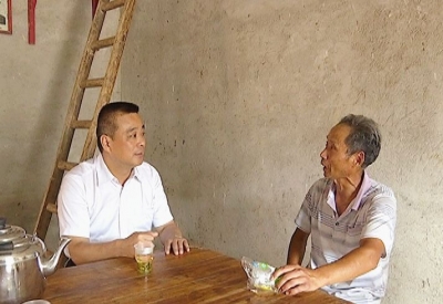 詹才红参加“聚力脱贫攻坚 五级代表在行动”蕲州镇雨湖代表小组活动