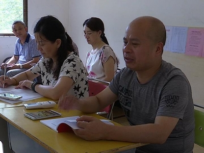 蕲州江堤上的党员组织生活会