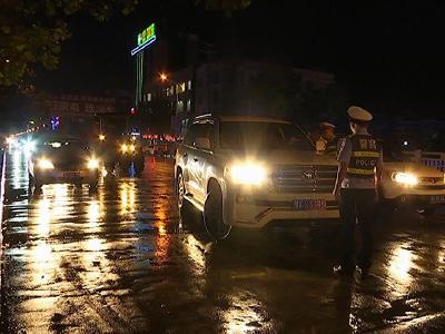 县交警大队夜查交通违法行为