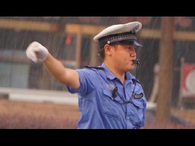 街头抓拍：交警冒倾盆大雨指挥交通