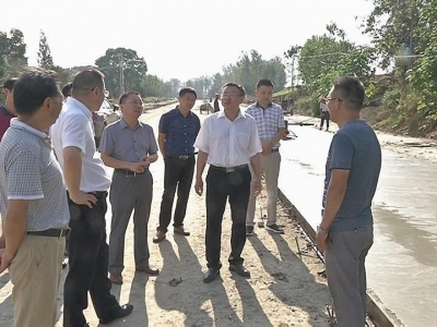 蔡绪银督办蕲河沿河大道城南段建设