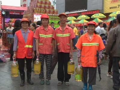 爱心企业向环卫工人赠送食用油