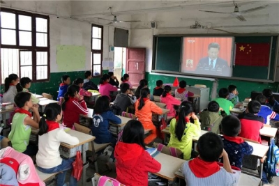 马华中心小学300师生收看“十九大”开幕式盛况