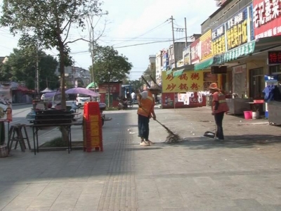 环卫工人节日坚守岗位 营造干净整洁环境