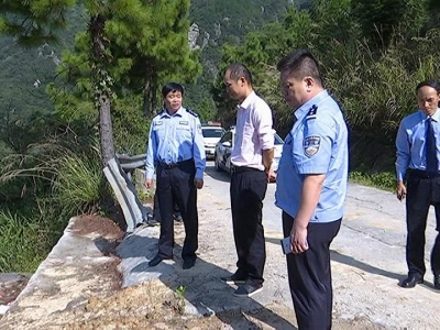 县领导检查道路交通安全生命防护工程建设