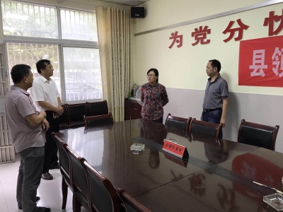 赵少莲看望节日期间坚守岗位的工作人员