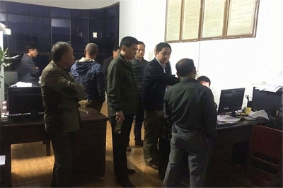 横车法庭快速处理一起群体性突发事件