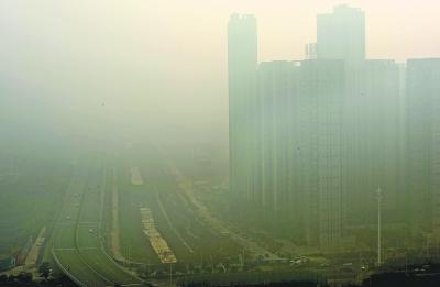 污染物随冷空气南下 武汉拉响下半年首个“霾警报”
