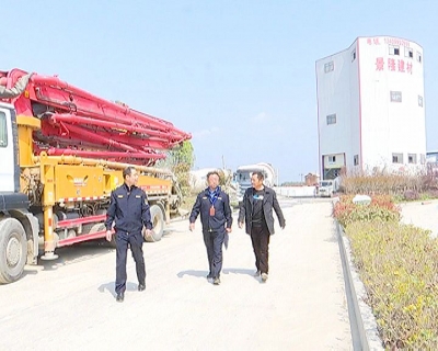 搅拌车一路泼洒  城管执法局调查处罚