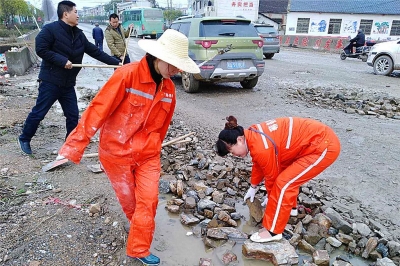 农村公路局漕河养护站：巾帼展风采  劳动庆节日