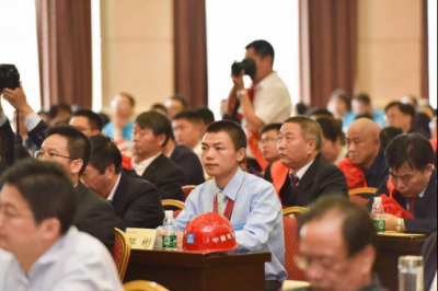 他靠“砌墙”也能当上人大代表