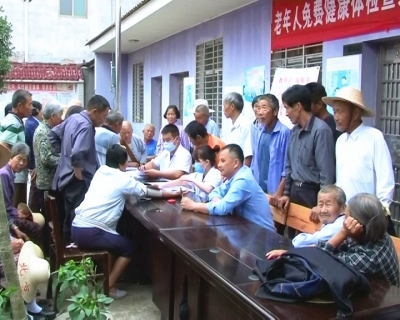 赤东镇开展老年人健康体检暨家庭医生签约服务活动