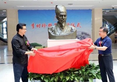 李从顺向李时珍中医院捐赠李时珍雕像