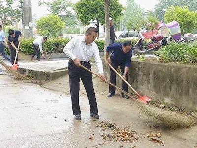 詹才红参加城区环境卫生整治行动