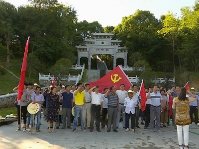 县林业局组织党员义务劳动迎接党的生日