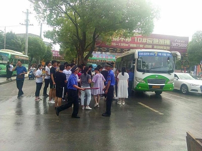 爱心送考:公交司机乘客腾车送考生