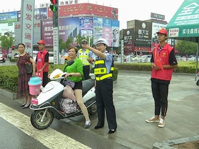 交警部门组织驾考合格学员上路劝导交通 