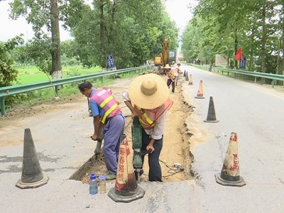 下蕲线青石至张塝段路面开始大修