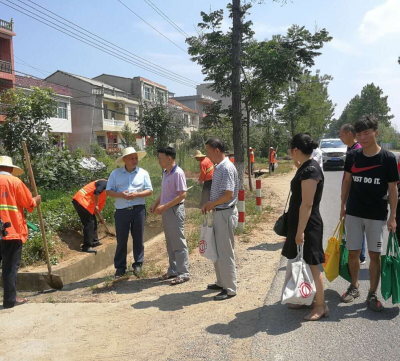 县总工会为一线养护职工送清凉