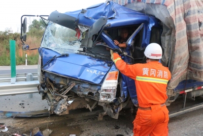 货车逆行酿成交通事故  蕲春消防火速救援