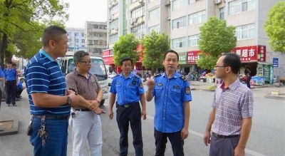 三创指挥部整治“生命通道”乱停乱放占道经营