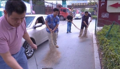 芝麻山社区有力开展“市民清洁日”活动