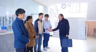 老支书退岗不褪色 初心不改献余热