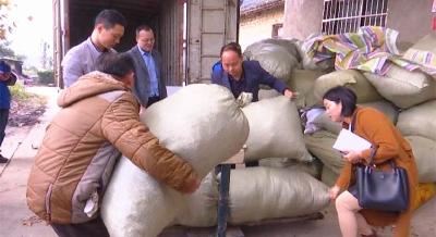 县商务局延伸服务触角解决贫困群众实际困难  