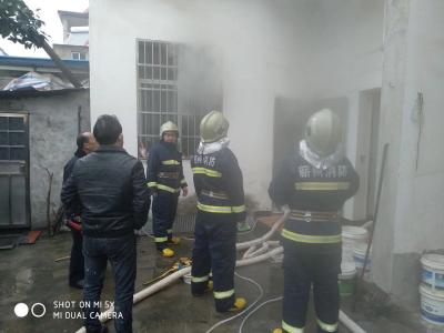 蕲州专职消防队成功处理一起民房起火