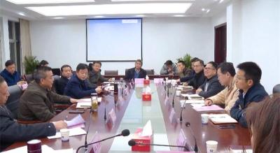 深圳考察团来我县考察洽谈新能源绿色出行项目 