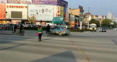 暗访漕河城区行人闯红灯 