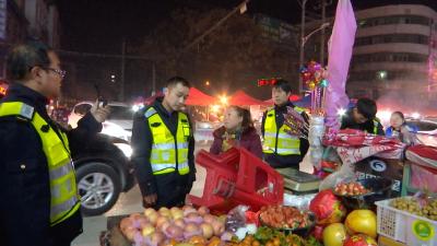 县城管执法局清理重点路段占道经营乱停乱放行为
