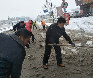 蕲春公路局“以雪为令 见雪上岗”全力迎战大雪保畅通