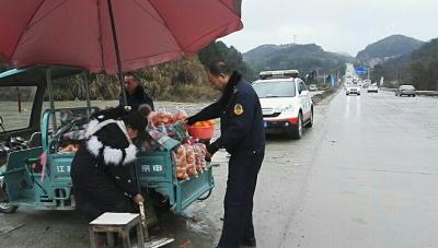 春节返程高峰，县公路局路政执法人员加大路面巡查治理力度