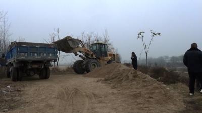 县水政监察执法大队开展专项行动清理非法囤砂点
