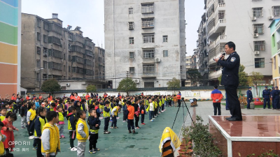 警报响 警笛鸣 消防进二幼
