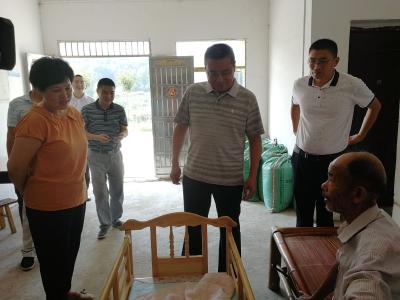 詹才红到向桥乡调研指导脱贫攻坚工作