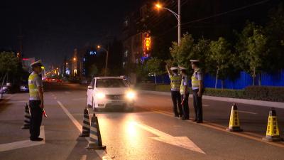 县交警大队开展夜查专项行动
