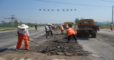 蕲春公路自筹资金对标补短  “火热”推进路面养护