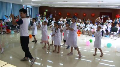 县人民医院开展“萌娃医学体验日”活动