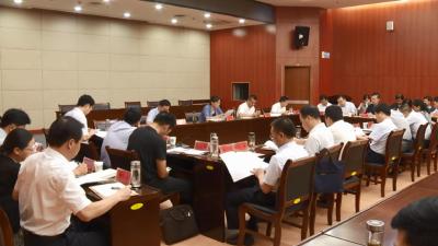 赵少莲主持县委理论学习中心组八月份集中学习