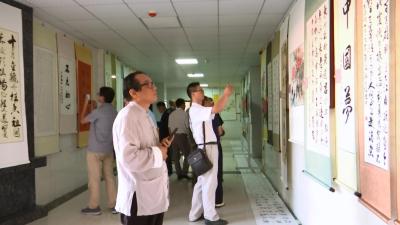 庆祝新中国成立70周年书画展在县老年大学开展 		